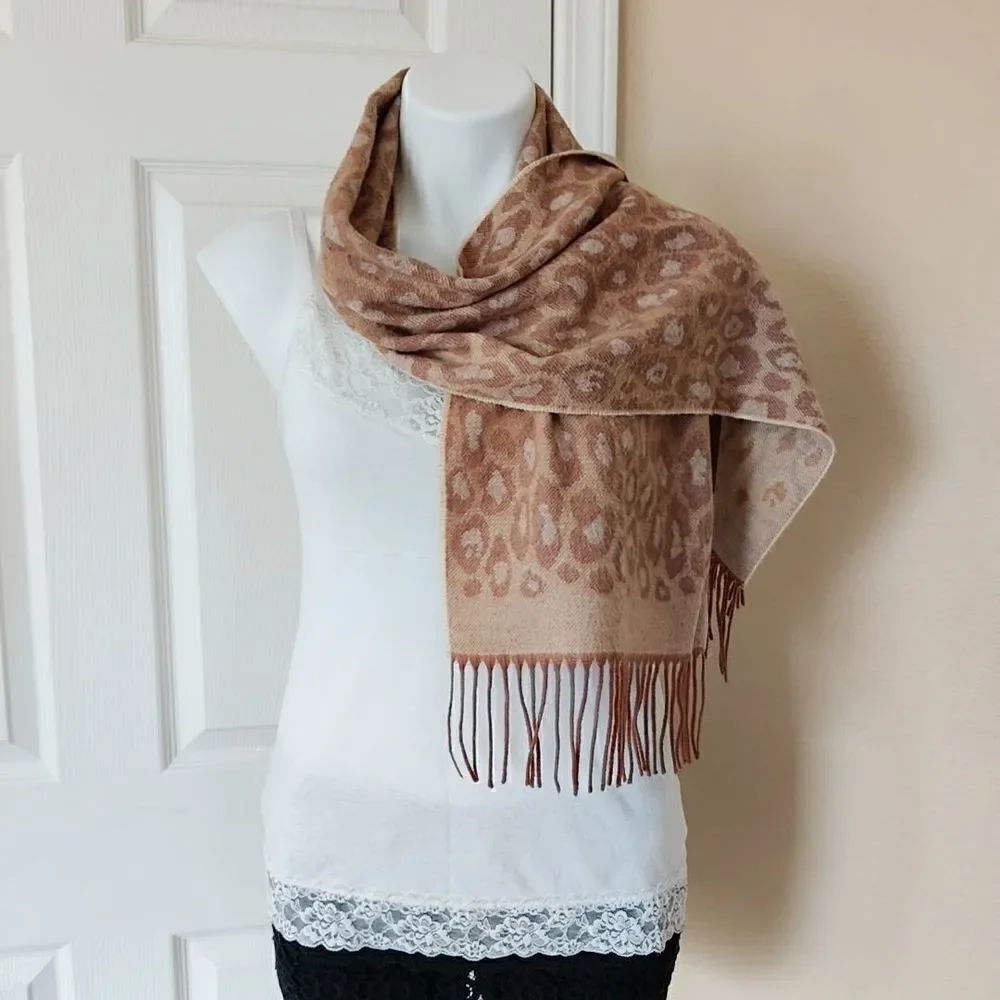 V. Fraas leopard print fringed scarf - Picture 4 of 9
